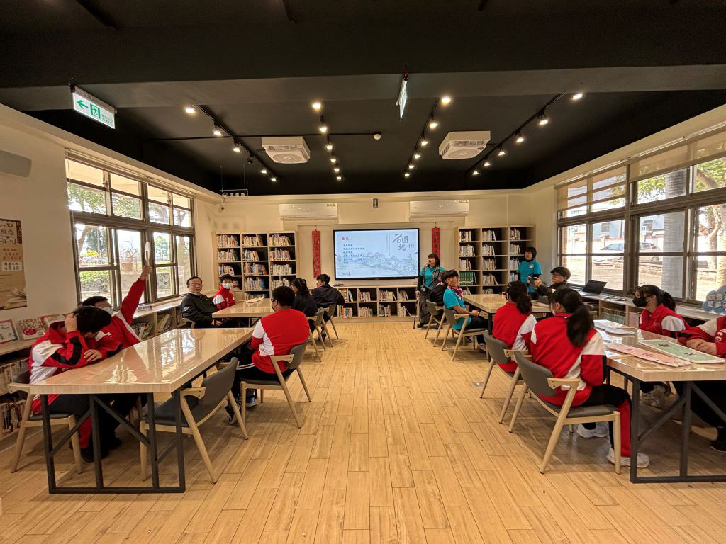 鶴岡國中「鶴舞館」社區共讀站-5